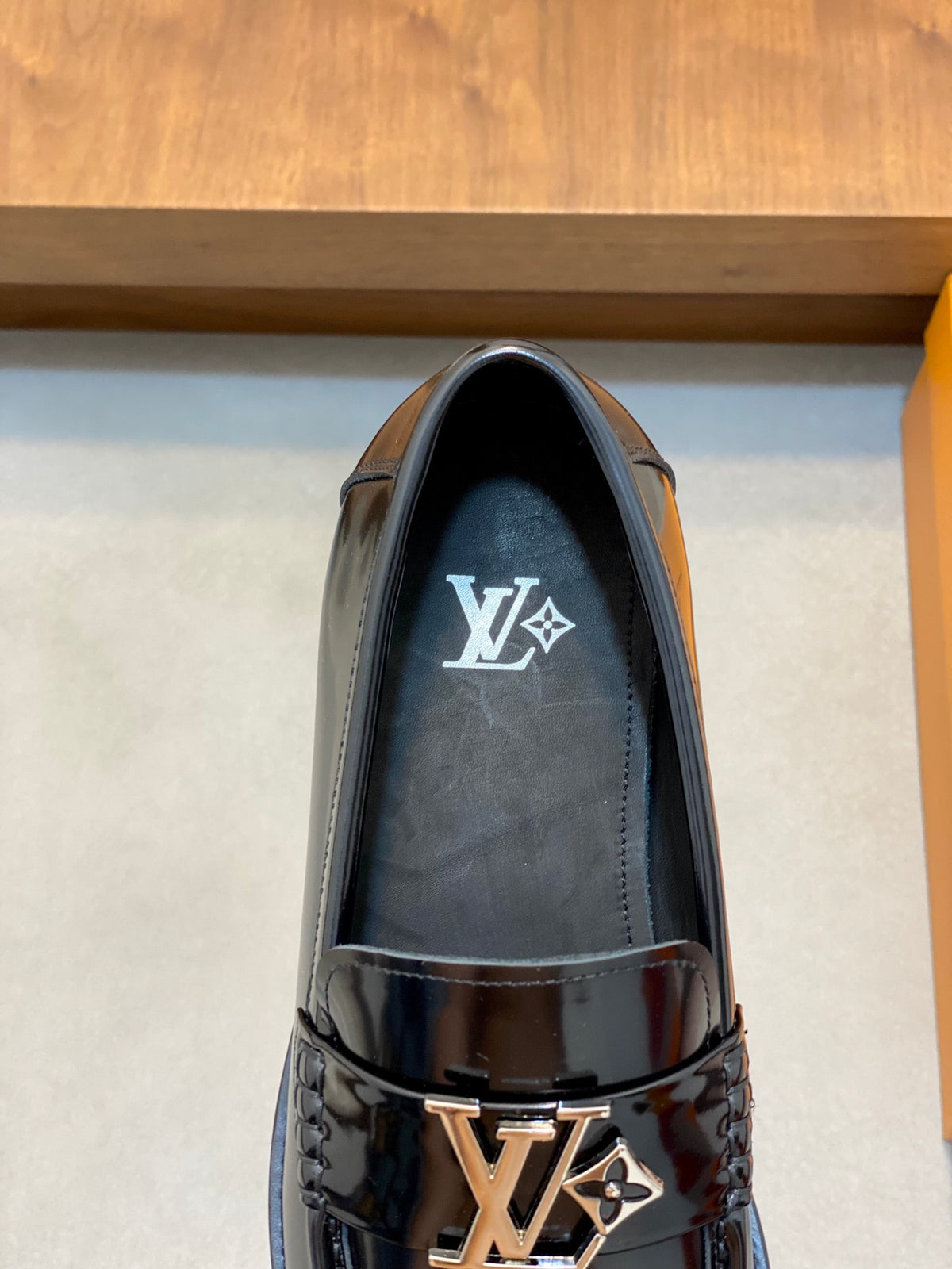 VV Premium-quality loafers 26070309