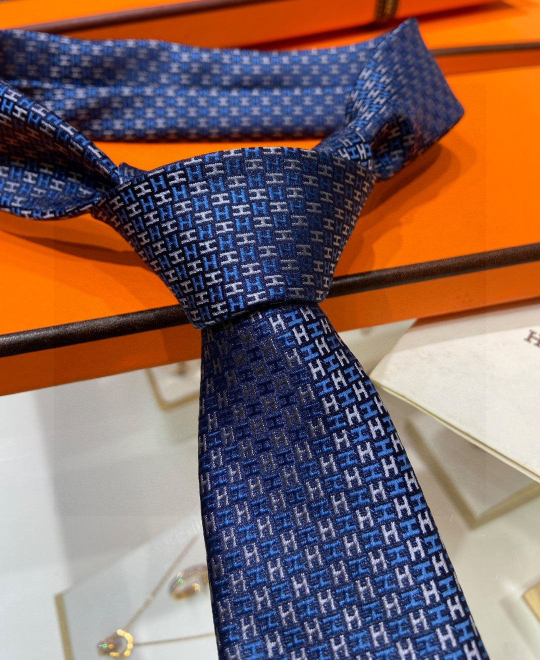 Two-tone H tie 1824053006