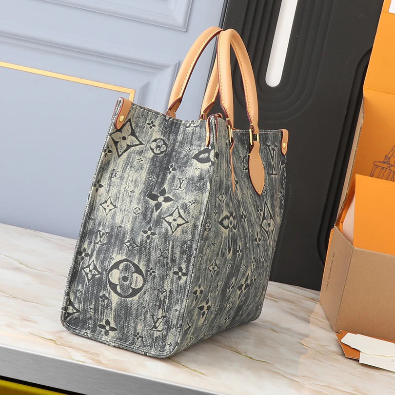 Classic Canvas Medium Handbag 1025051218