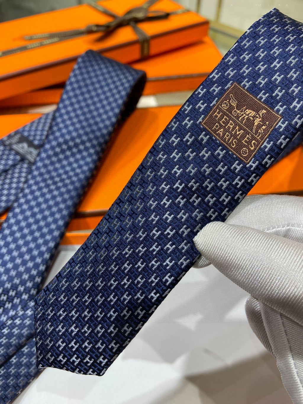 Two-tone H tie 1824053006
