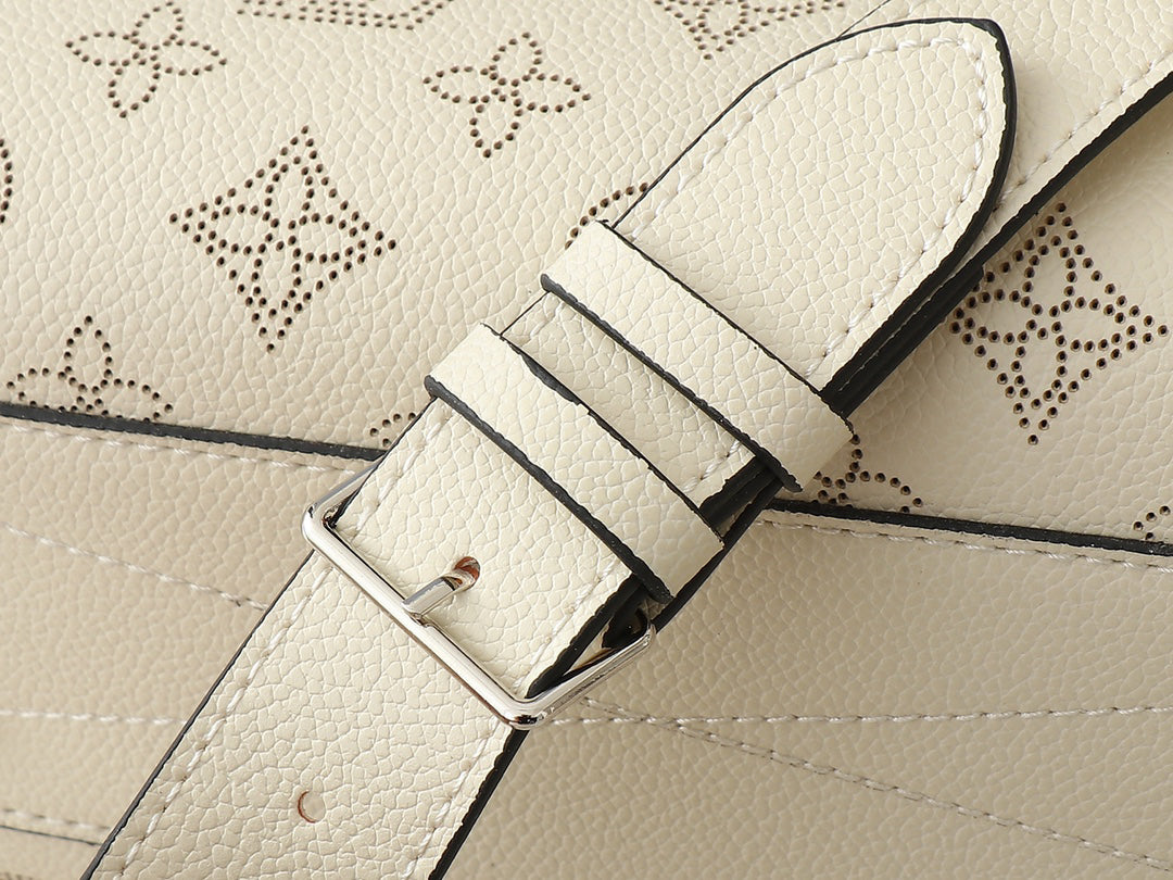 VV Hand It All Small Handbag 25122601