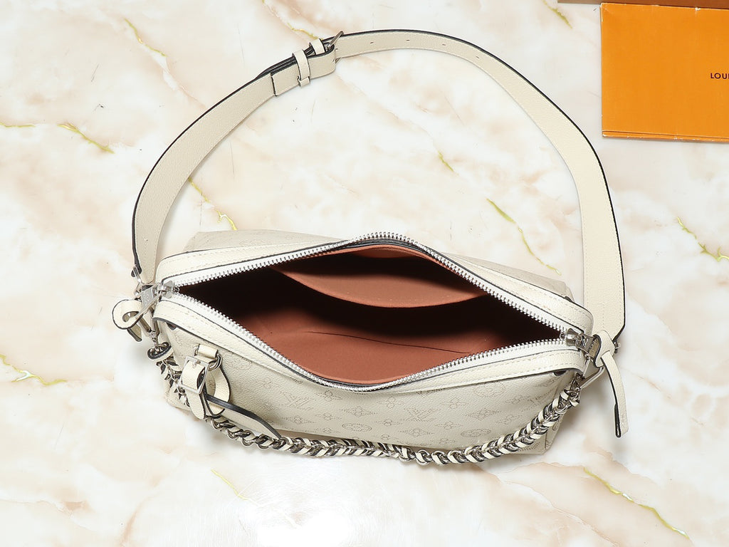 VV Hand It All Small Handbag 25122601