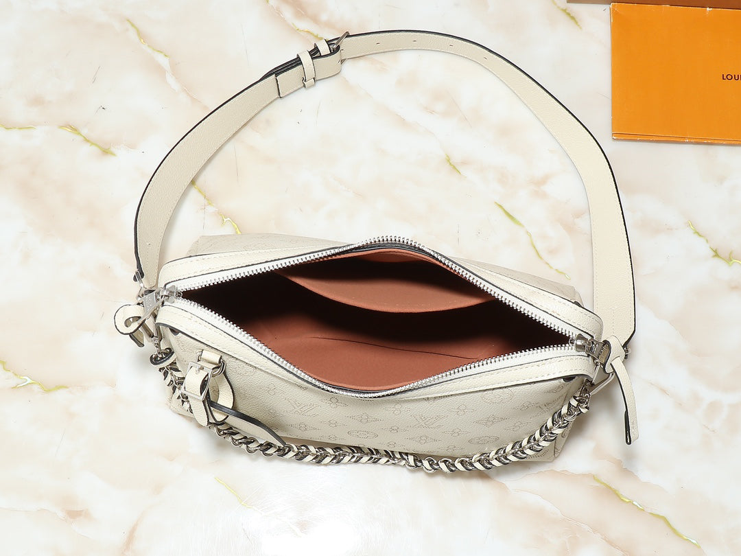 VV Hand It All Small Handbag 25122601