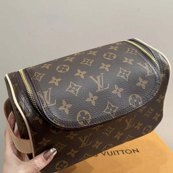 Classic chic and versatile wash bag 1024122301