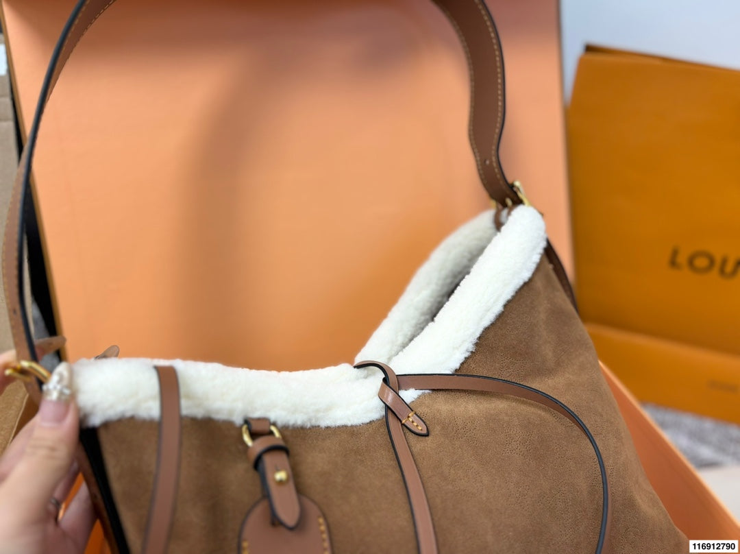 vv  Kerry Teddy Wool Bag  XC25120505