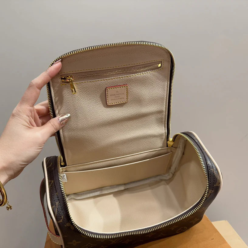 Classic chic and versatile wash bag 1024122301