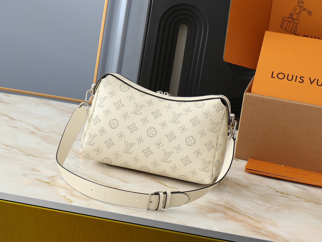 VV Hand It All Small Handbag 25122601