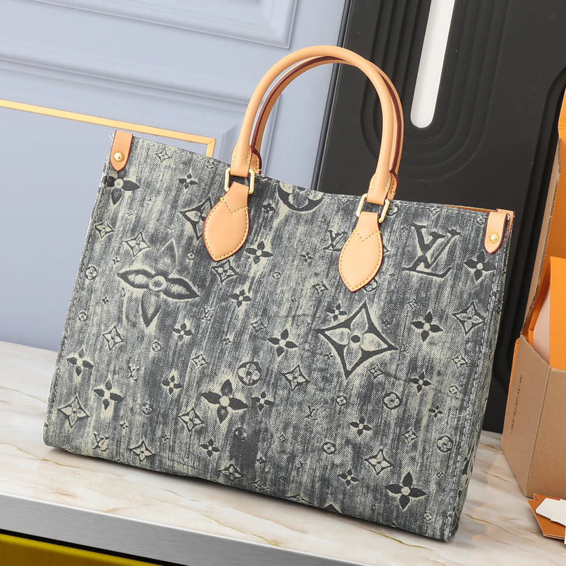 Classic Canvas Medium Handbag 1025051218