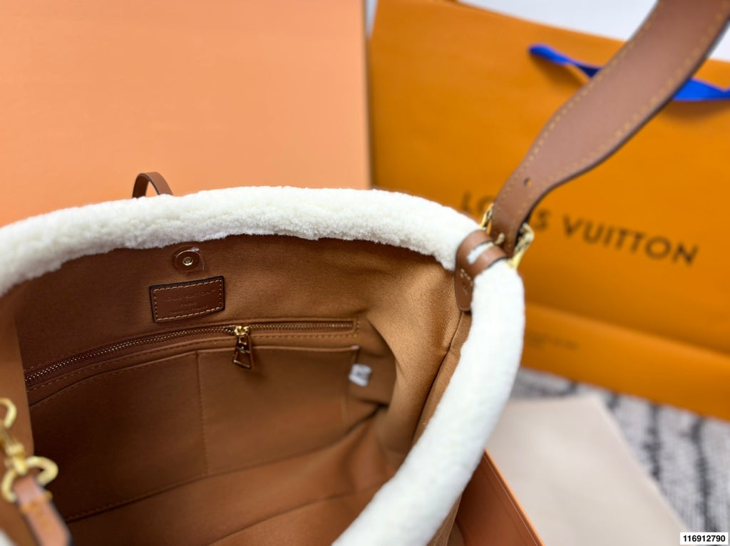 vv  Kerry Teddy Wool Bag  XC25120505