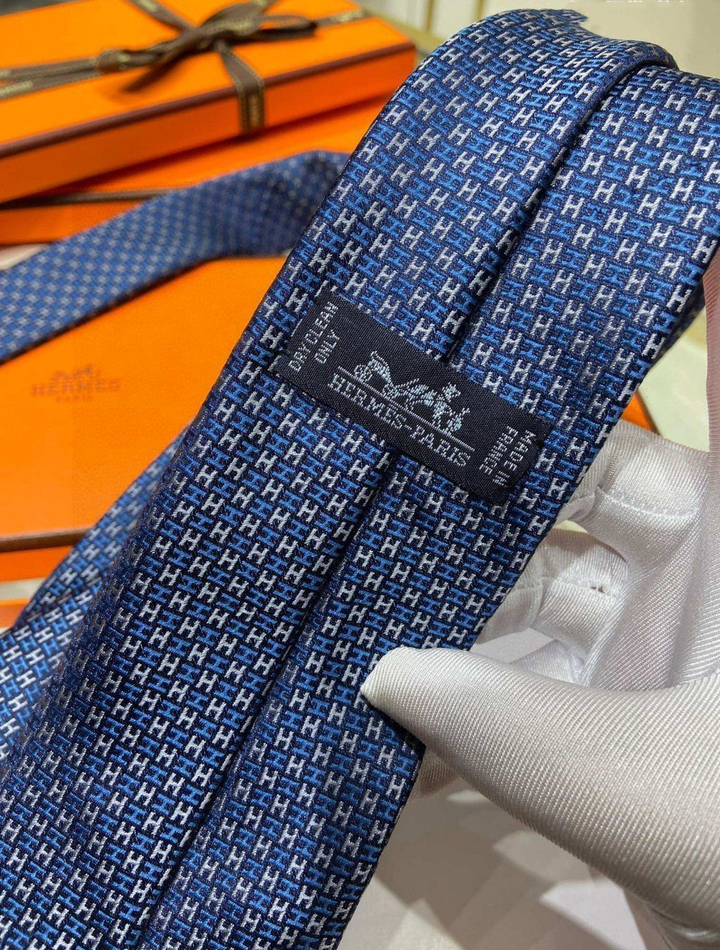 Two-tone H tie 1824053006