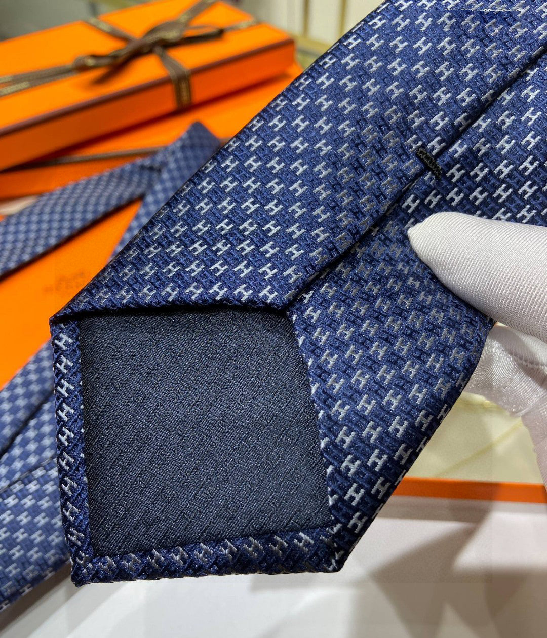 Two-tone H tie 1824053006