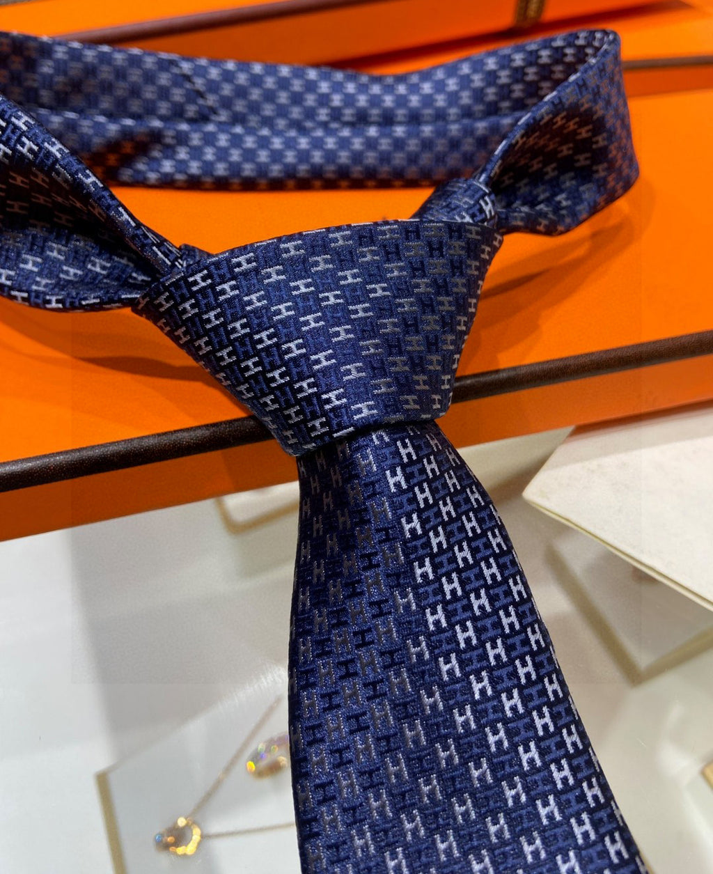 Two-tone H tie 1824053006