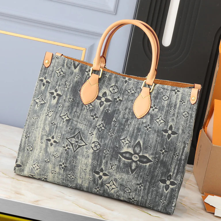 Classic Canvas Medium Handbag 1025051218