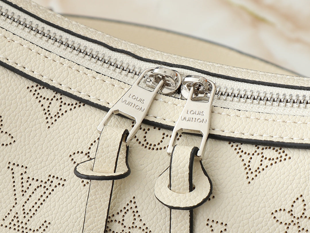 VV Hand It All Small Handbag 25122601