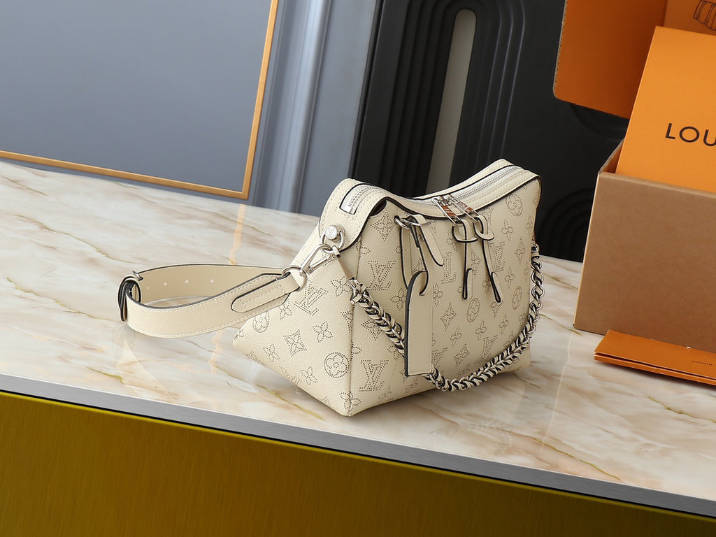 VV Hand It All Small Handbag 25122601