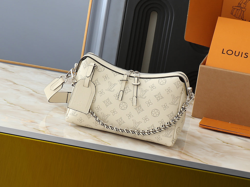 VV Hand It All Small Handbag 25122601